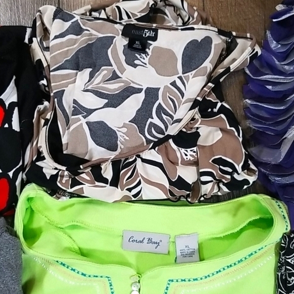 Closet Clearout Lot of 9 Tops - Picture 12 of 15